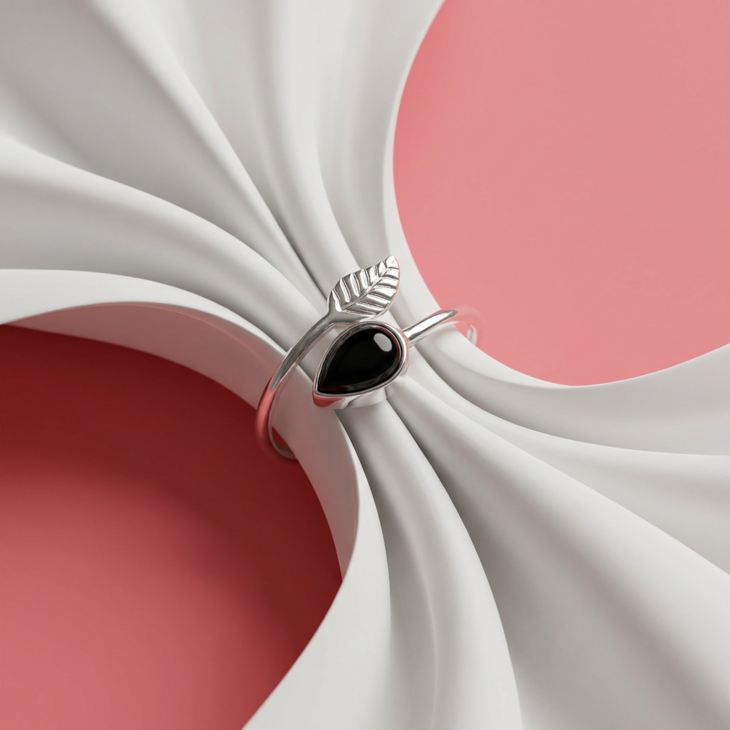 Anillo ajustable Flecha con Onix - Plata 925