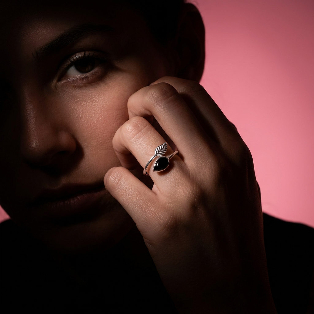 Anillo ajustable Flecha con Onix - Plata 925